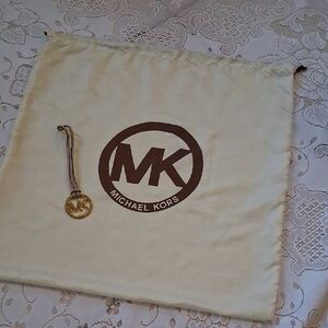 Michael Kors Cream Dust  Bag with Gold Bag  Charm Or Kwt Fob